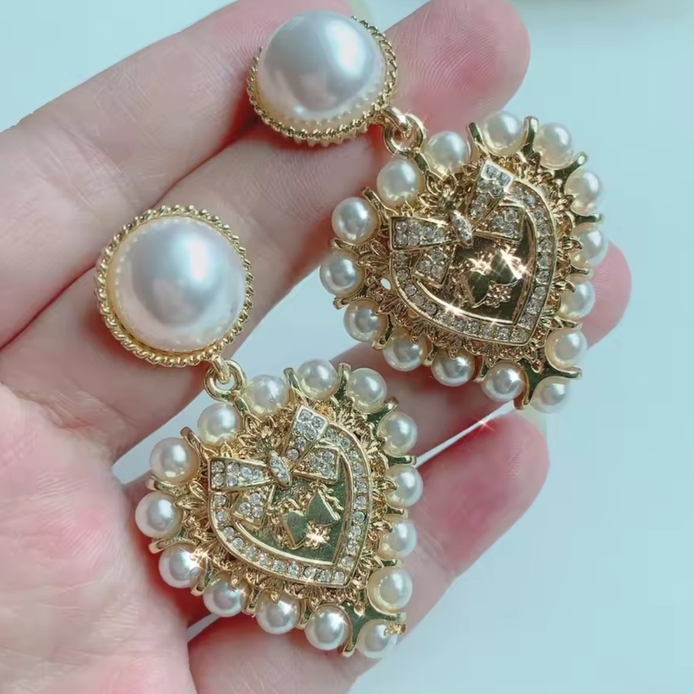 Baroque Pearl Heart Gold Earrings - Picture 6 of 7